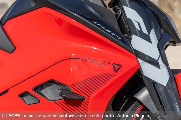 Les genoux viennent se placer naturellement sur les flancs, mais les plastiques sont glissants