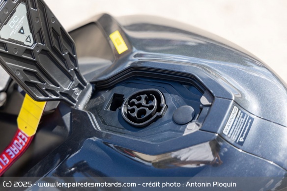 Le connecteur de la moto n'est pas compatible en France, il faut donc se trimbaler l'imposant chargeur externe pour pouvoir se brancher sur une prise domestique