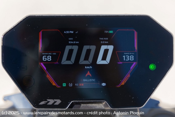 Le compteur TFT de 5 pouces de l'Ultraviolette F77 SuperStreet