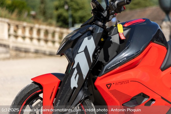 La fourche de l'Ultraviolette F77 SuperStreet