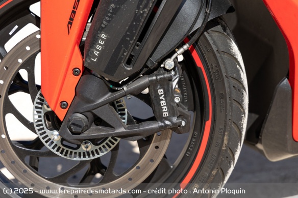 Le frein avant est assuré par un étrier radial Bybre