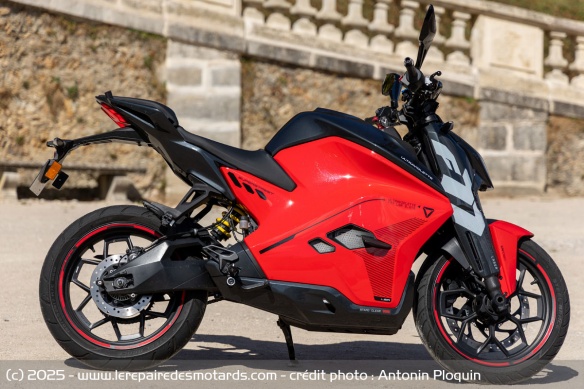 L'Ultraviolette F77 SuperStreet est équivalente à une 125 thermique