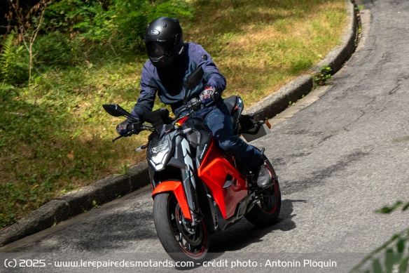 Pourtant pensée pour la ville, la moto dispose de suspensions très fermes qui grèvent le confort