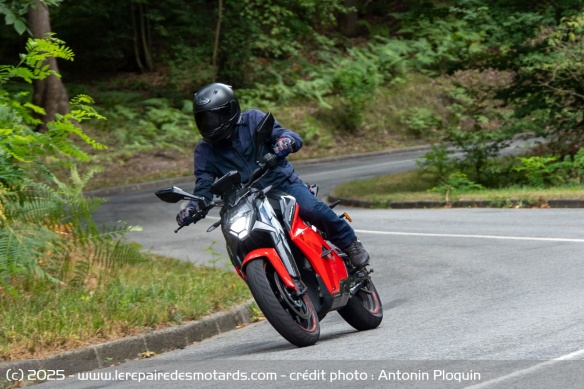 Le roadster indien enchaine sans mal les virages tant que le revêtement est en bon état