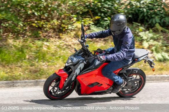 A l'inverse, le moteur offre une propulsion très dynamique en mode Ballistic