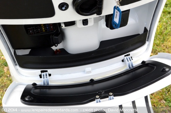 Vide poche Vespa 300 Super avec fusibles