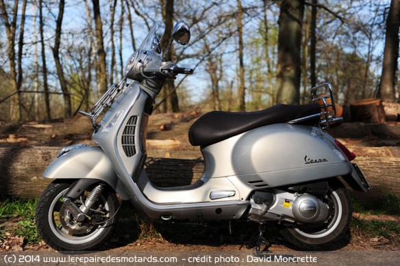 Scooter Vespa GTS 300 ie de côté