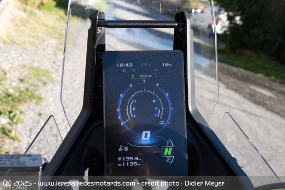 Le compteur TFT vertical offre une bonne visibilité