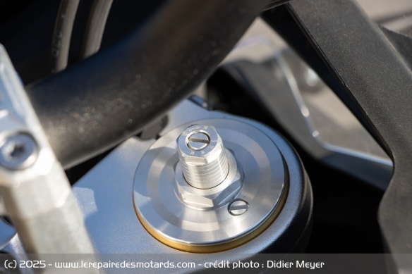 La fourche KYB est intégralement réglable