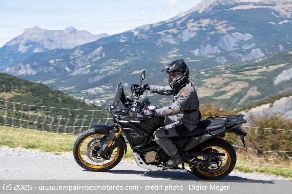 En dehors des membres inférieurs, le trail assure une bonne protection pour cruiser sur voies rapides