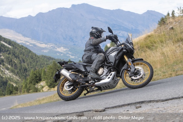 Avec ses 95 ch et son calage à 270°, le moteur ne manque pas de caractère dans les mi-régimes