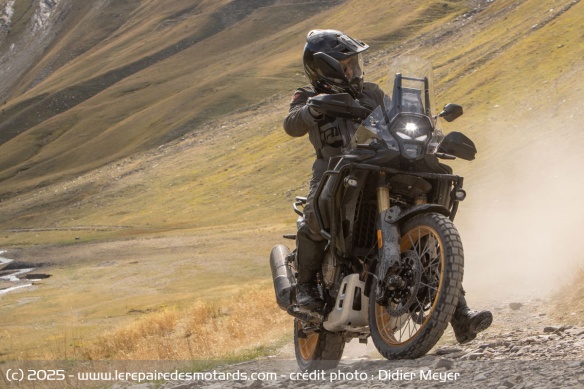 La DS800X Rally est bien suspendue et met vite en confiance sur les chemins