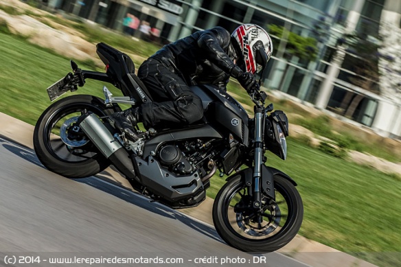 Yamaha MT-125 sur autoroute