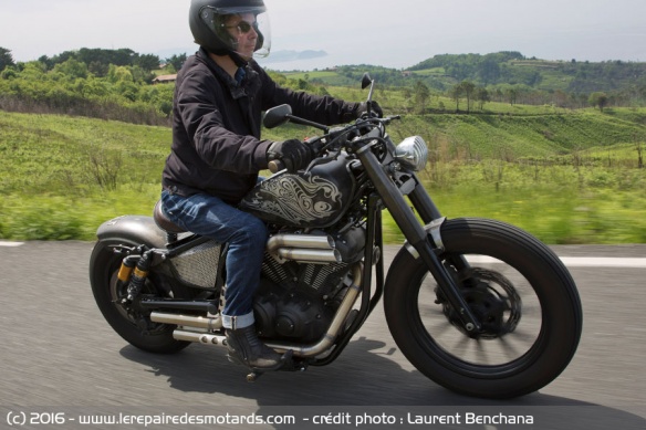 Yamaha Bolt Mad Max sur départementale