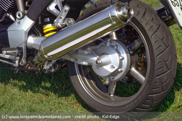 Comme chez le voisin Guzzi, la BT1100 présente une transmission par cardan