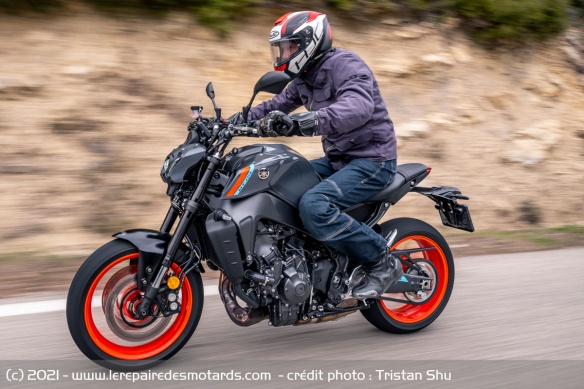 Le confort du roadster est à l'image de son apparence, brutal