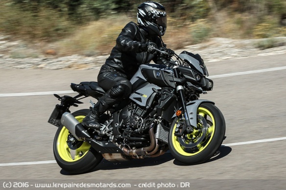 Yamaha MT-10 sur route