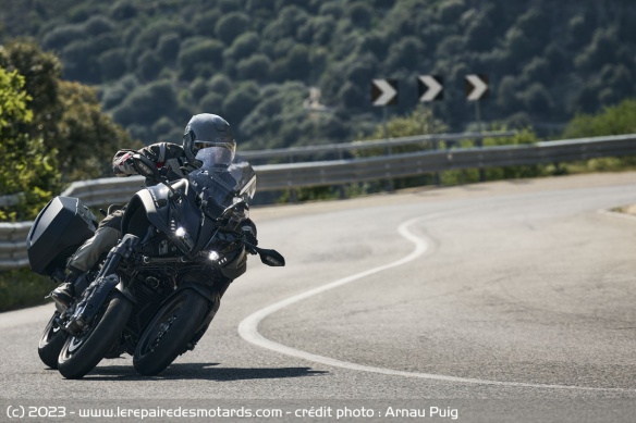 Enchainement de virages avec la Yamaha Niken GT