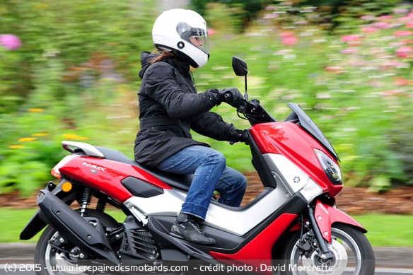 Yamaha NMax sur route