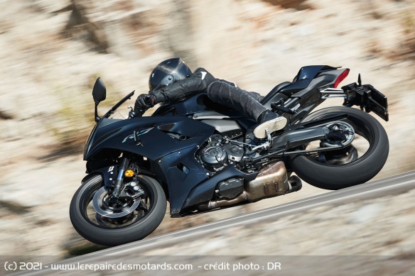 La Yamaha R7 sur l'angle