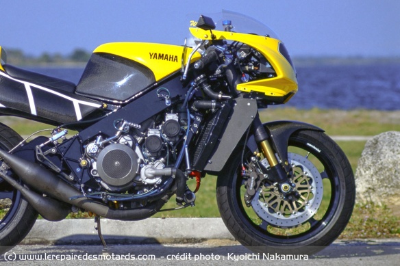 La fourche, qui provient d'une Suzuki GSX-R, conserve la même géométrie que la RZV d'origine
