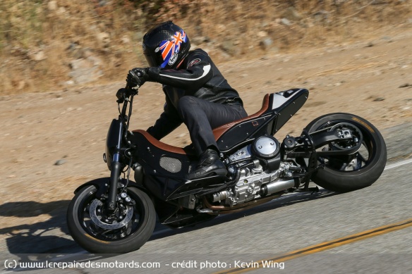 Dans cette configuration, le TMAX s'apparente presque à une moto de par sa sportivité