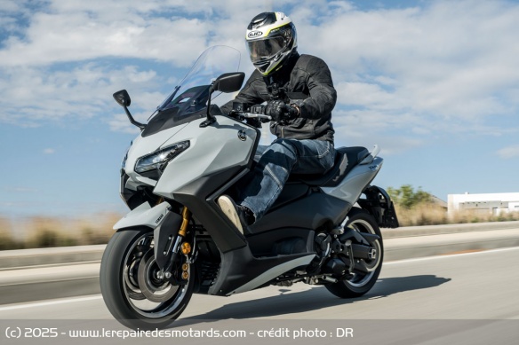 Stable et protecteur, le TMax est un parfait allié pour l'autoroute avec son régulateur de vitesse