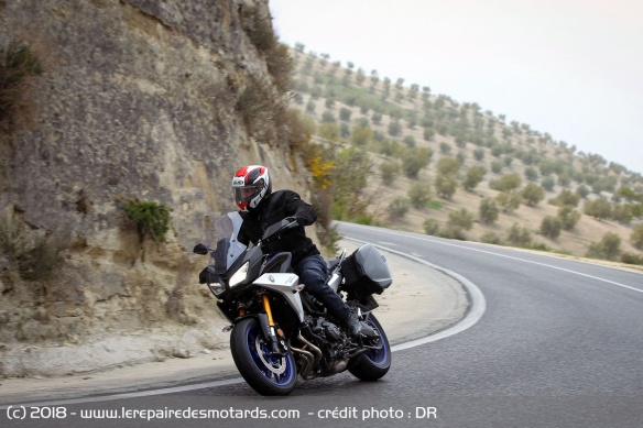 La Yamaha Tracer 900 GT en courbe