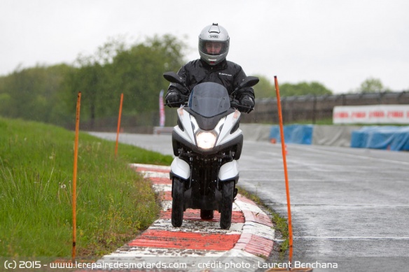 Essai Yamaha Tricity sur chaussée déformée