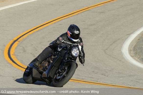 Le VMAX Café Racer se montre très difficile à manier en courbe