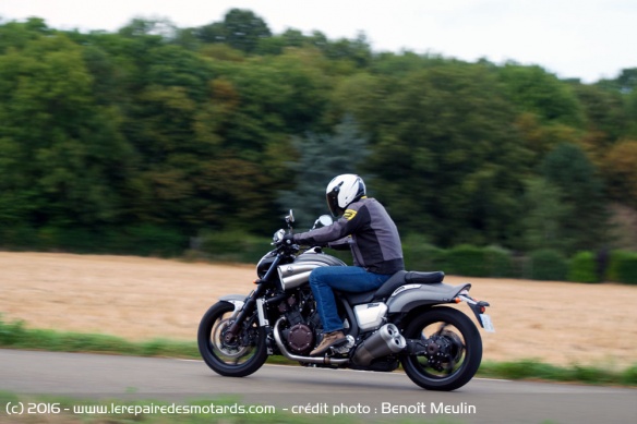 Yamaha Vmax à l'accélération