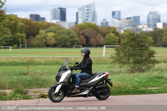 Yamaha XMax 125 sur départementale