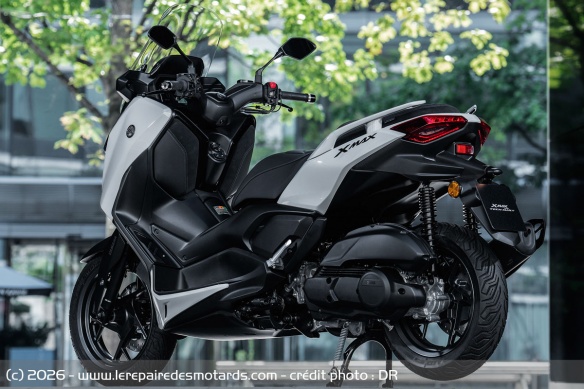 L'assise est accessible, mais sa largeur emp&ecirc;che de poser les pieds au sol