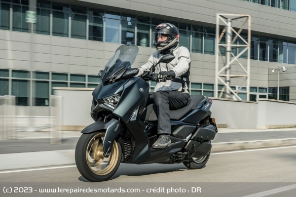 Le XMax 300 atteint sans mal les 151 km/h au compteur