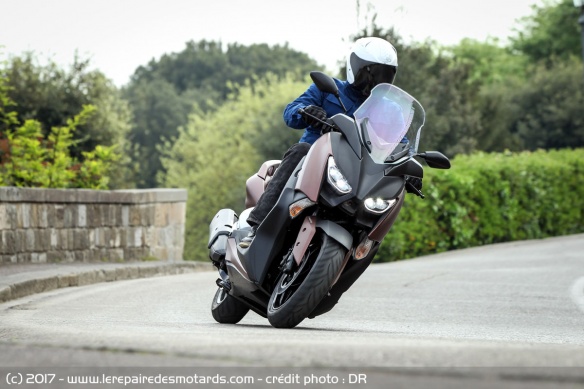 Le X-Max 300 se montre à l'aise en ville