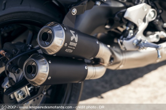 Le double silencieux Akrapovic équipe la XSR en série