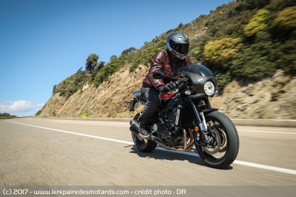 La Yamaha XSR 900 Abarth en ligne droite