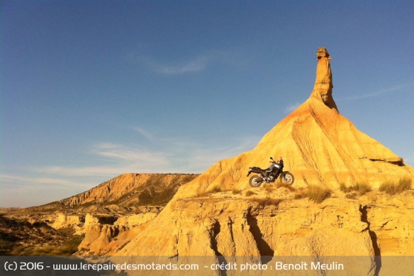 Essai Yamaha XT660Z Ténéré : devant le Casteldeltierra des Bardenas