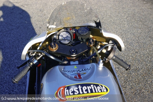 Le carénage enveloppant de l'YZR250 assure une bonne protection
