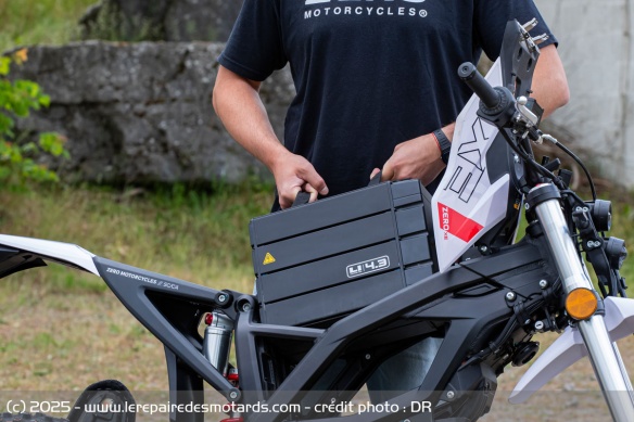 La batterie est amovible, mais il faut d'abord être capable de sortir de la bloc de 23 kg
