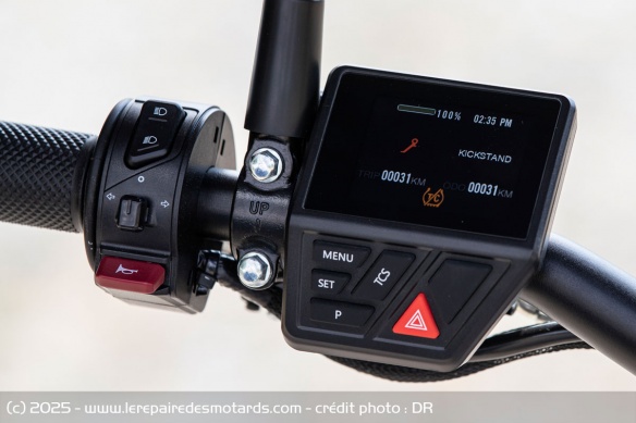 Le petit compteur fixé au guidon rapelle celui d'un vélo électrique