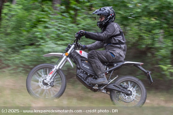 Avec son poids plume, cet enduro de loisir est facile à prendre en main