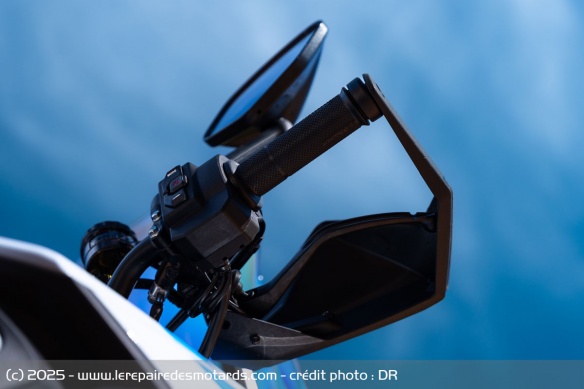 Les leviers réglables de la Zontes 703 F Adventure