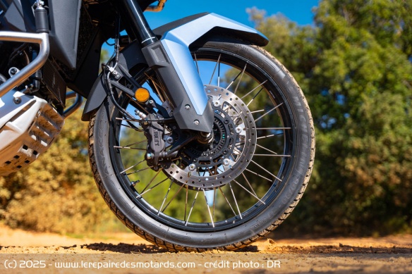 La roue avant de la Zontes 703 F Adventure