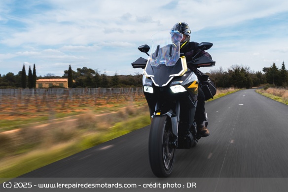 Stable, la moto manque un peu de protection à haute vitesse malgré ses nombreux déflecteurs