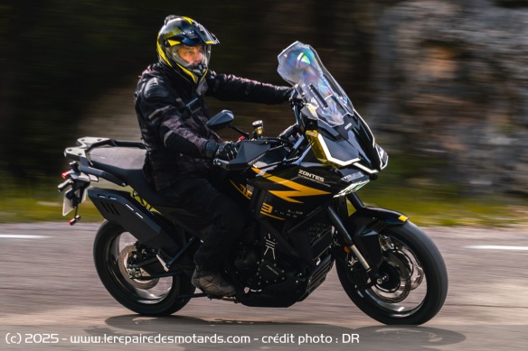 Touring et Adventure n'ont aucun mal à hausser le rythme sur le réseau secondaire