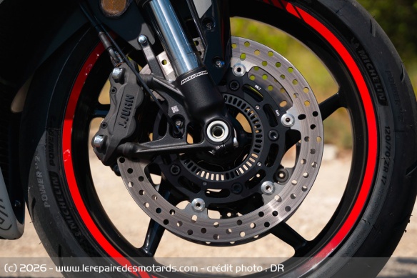 Le freinage est assur&eacute; par des &eacute;triers J.Juan