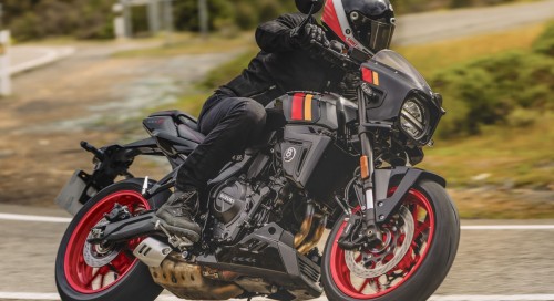 Aux cts du roadster GSX-8T, Suzuki accompagne son offensive no-rtro avec la GSX-8TT, une variante semi-carne dans l'esprit caf racer 