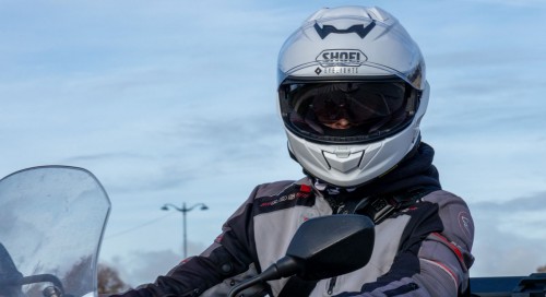 On a test la rvolution de l'affichage moto annonc par Shoei  EICMA 2025 : un GT-Air 3 en version  Smart  qui intgre un HUD  travers l'cran solaire. 