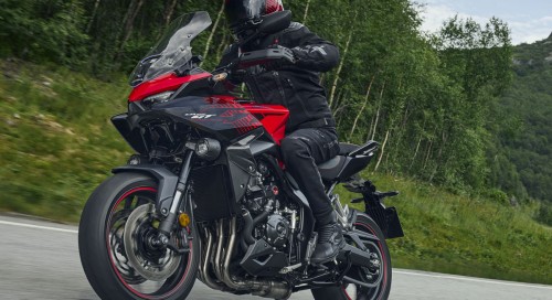 Honda dvoile la CB1000GT, une sport GT driv de la Hornet avec des suspensions lectroniques Showa, un carnage protecteur, des valises de srie, un plus gros rservoir... 